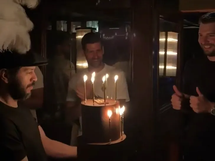 Kaiyun Sports-东契奇庆祝27岁生日！德约科维奇到场意义重大 他被卢卡称为GOAT