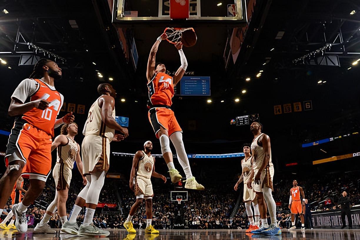 Kaiyun Sports-面对勇士打出了统治级的表现!快船应该让内线新秀进入先发阵容?