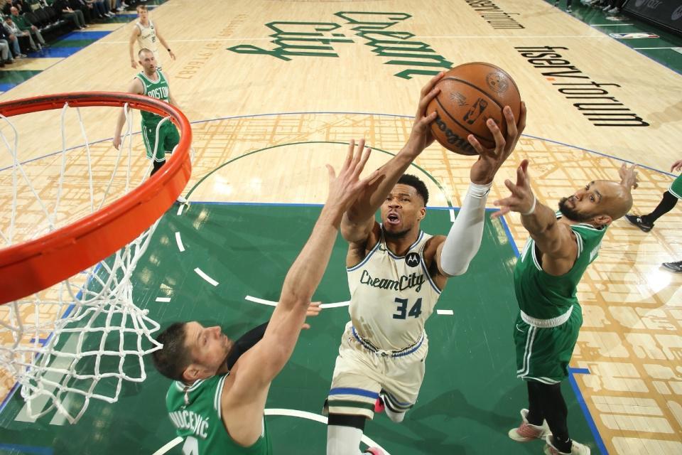 开云体育-字母哥复出19+11!绿军大胜雄鹿巩固东部第二 普里查德25+9