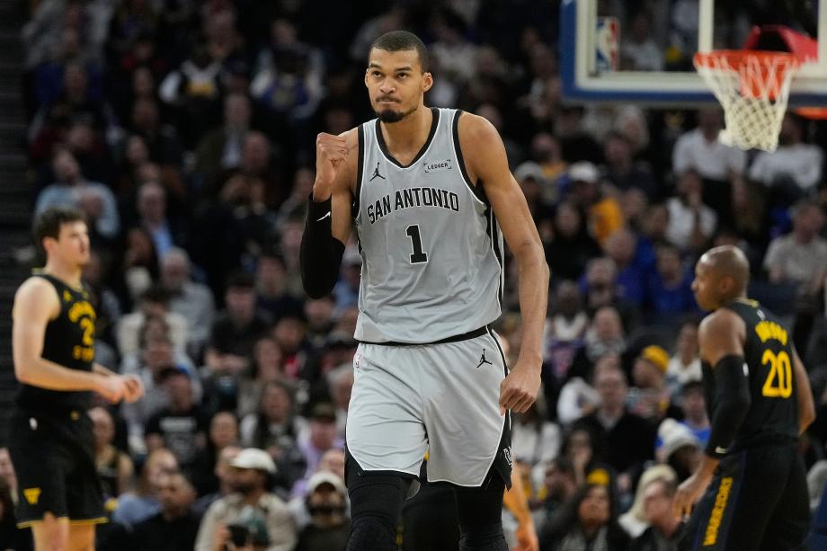 体育赛事-文班亚马26+9福克斯27+8 马刺力克勇士六连胜