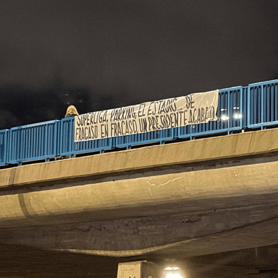 app下载-不满换帅+3天丢2冠！皇马球迷拉横幅要求老佛爷下台 将在主场狂嘘