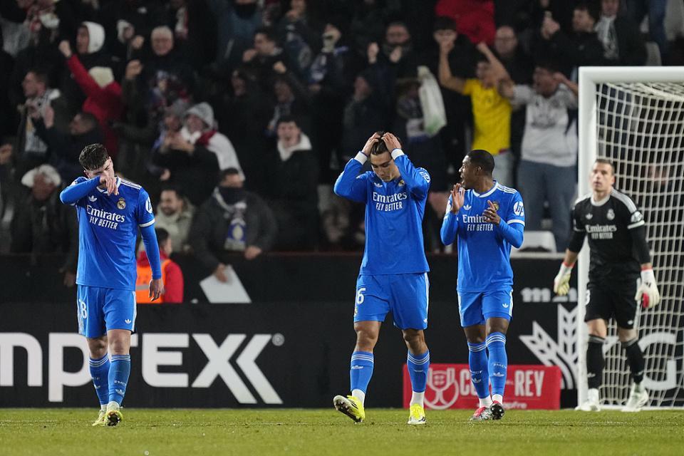 app下载-不满换帅+3天丢2冠！皇马球迷拉横幅要求老佛爷下台 将在主场狂嘘