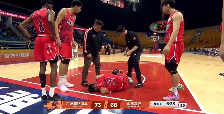 Kaiyun Sports-😭不要啊！郭艾伦反击对抗后 抱着左膝痛苦倒地 被担架车送出场