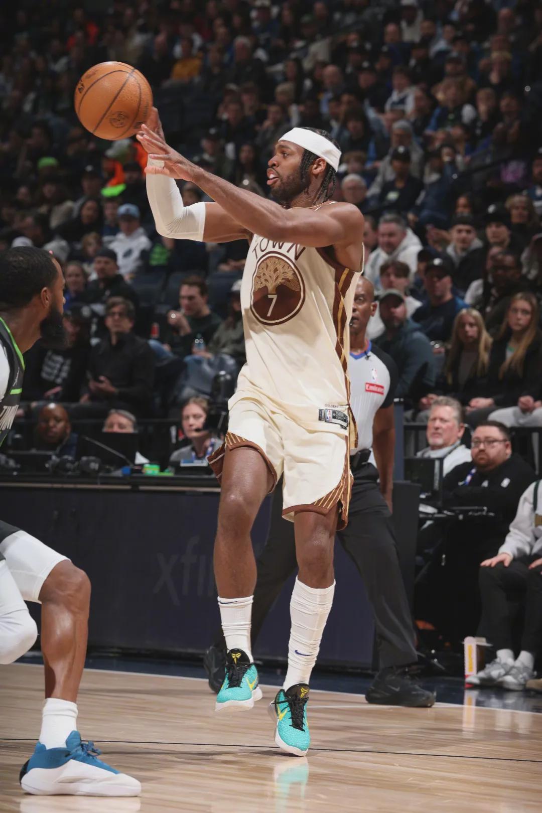 体育赛事-10中2！正负值-20！勇士神射手彻底没救了