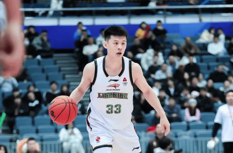 辽宁虐四川52分！5首发齐爆，2小将轻松虐菜，亨特仍打不明白！