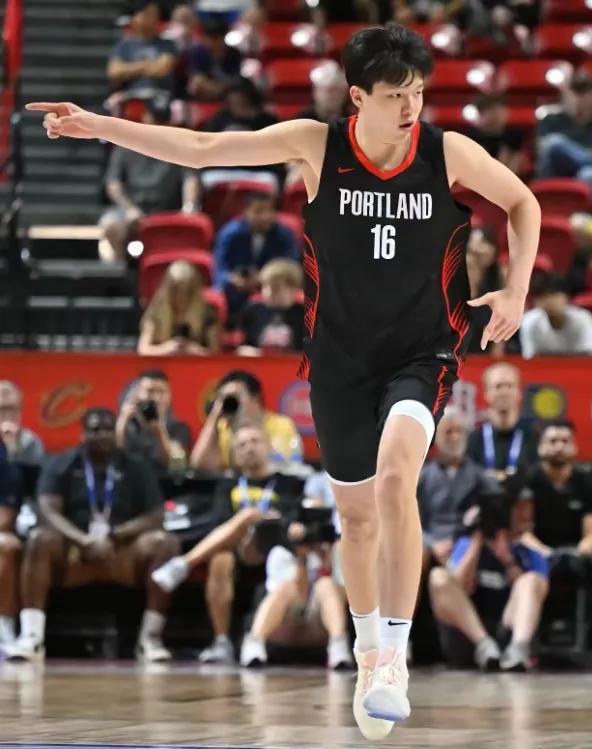 app下载-16投14中，砍31+8！杨瀚森最强一战，斯普利特该给机会了